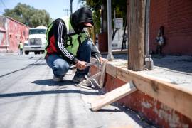 Los trabajos buscan mejorar la seguridad y movilidad de quienes recorren a pie el primer cuadro de la ciudad, en Saltillo.