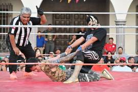 Los asistentes disfrutaron de las distintas luchas programadas durante el festejo.