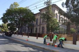 Brigadas municipales rehabilitaron la fachada perimetral de la Escuela Primaria “Miguel López”, un edificio con más de un siglo de historia en el corazón de Saltillo.