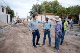 El alcalde Javier Díaz González supervisó los trabajos de pavimentación y modernización urbana que se realizan en la colonia Ampliación Postal Cerritos, al oriente de Saltillo.