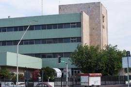 Familiares de Yadira Chávez permanecen en el área de hospitalización mientras buscan donadores de sangre.