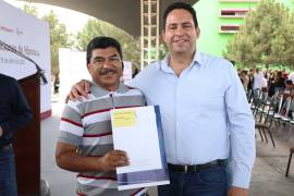 El alcalde Javier Díaz entregó escrituras a beneficiarios que concluyeron el pago de su vivienda