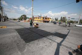 Cuadrillas municipales rehabilitan la carpeta asfáltica en distintos puntos de Saltillo como parte del programa permanente de mantenimiento vial.