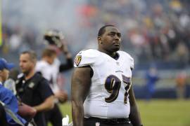 Arthur Jones, campeón del Super Bowl con los Baltimore Ravens y hermano de Jon Jones, falleció repentinamente a los 39 años.