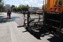 La rehabilitación en Avenida Universidad avanza en el tramo de Venustiano Carranza a Candela, con aplicación de “slurry” para fortalecer la superficie de rodamiento.