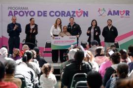 El alcalde Javier Díaz González y la presidenta honoraria del DIF Saltillo, Luly López Naranjo, encabezaron la entrega de “Apoyos de Corazón” a más de 3 mil personas de sectores vulnerables de la ciudad.