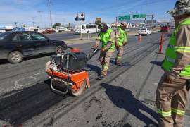 Cuadrillas de la Dirección de Infraestructura y Obra Pública trabajan de manera simultánea en distintos sectores de Saltillo para rehabilitar el pavimento.