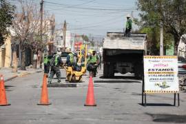 Cuadrillas municipales rehabilitan tramos dañados en la avenida La Torre, al oriente de Saltillo.