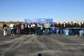 El alcalde Mario Dávila corta el listón de la inauguración junto a representantes locales.