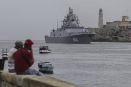 La gente observa cómo la fragata Almirante Gorshkov de la Armada rusa llega al puerto de La Habana, Cuba.