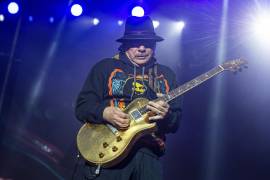 Carlos Santana colapsó en el escenario durante un concierto en Michigan y fue trasladado de emergencia a un hospital, un episodio que más tarde atribuyó a que olvidó comer o beber agua.