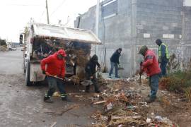 Brigadas del programa “Aquí Andamos” realizaron labores de limpieza y retiro de escombro en el Arroyo del Pueblo, en la Zona Centro de Saltillo.