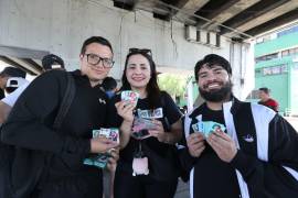 Familias y aficionados participaron en el intercambio de estampitas durante la Ruta Recreativa.