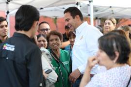 El alcalde Javier Díaz y Luly López Naranjo, presidenta honoraria del DIF Saltillo, recorrieron la colonia Valle de las Flores, donde se brindaron consultas dentales, audiometrías y optometrías.