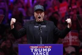 Elon Musk habla ante el candidato presidencial republicano, el expresidente Donald Trump, en un mitin de campaña en el Madison Square Garden.