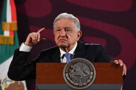 López Obrador pregunta por qué en anteriores elecciones el exconsejero defendió lo que dice la Constitución y ahora “¿quiere violar la constitución, las leyes y modificar los procedimientos?, ¿nada más por el enojo?”.