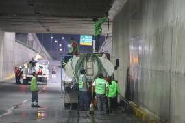 Personal municipal realiza trabajos nocturnos de limpieza y mantenimiento en los túneles del distribuidor vial El Sarape.