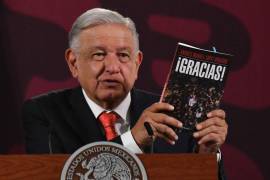Andrés Manuel López Obrador, presidente de México, muestra el libro ¡Gracias! en la conferencia matutina en Palacio Nacional. TEPJF desechó con mayoría de tres votos la queja presentada con la publicación.