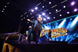 Al ritmo de Los Invasores de Nuevo León, cientos de asistentes disfrutaron de una noche de música regional mexicana en el Biblioparque Norte.