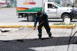 Cuadrillas municipales rehabilitaron tramos deteriorados del bulevar Antonio Cárdenas para mejorar la circulación vehicular.