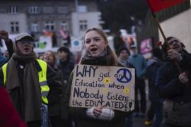 Manifestantes llegan para una protesta antes del Foro Económico Mundial en Davos, Suiza.