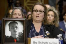 Bridgette Norring fundadora de la Fundación Devin J. Norring, cuyo hijo Devin murió a los 19 años en 2020 después de tomar fentanilo, durante una audiencia del Comité Judicial del Senado sobre el fentanilo.