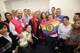 Gálvez Ruiz firmó una serie de compromisos en el marco del Día Internacional contra la homofobia, lesbofobia, transfobia y bifobia | Foto: Especial