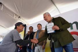 El alcalde Román Alberto Cepeda González entregó personalmente paquetes de focos ahorradores durante el evento en el ejido Albia.