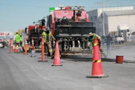 Cuadrillas municipales aplican asfalto caliente en distintos bulevares de Saltillo como parte del programa permanente de rehabilitación vial.