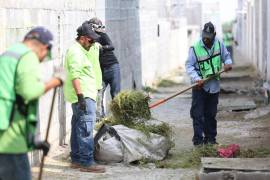 Brigadas municipales realizaron limpieza y retiro de escombro en callejones de Mirasierra.