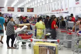 Comercios de Piedras Negras reportan un incremento en la actividad y se preparan para atender la demanda durante las fiestas decembrinas.