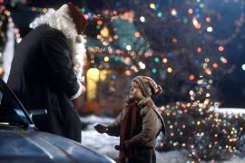 En esta emotiva escena de ‘Solo en casa’ (1990), Kevin McCallister (Macaulay Culkin) le confiesa a Santa Claus que su único deseo para la Navidad no es recibir regalos, sino recuperar a su familia. A pesar de estar rodeado de luces y decoración navideña, y de enfrentarse a situaciones cómicas y caóticas, lo que más anhela Kevin es poder reunirse con los suyos. © 1990 20th Century Fox.