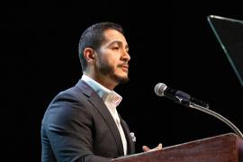 Abdul El-Sayed, candidato demócrata al Senado por Michigan, se dirige a sus seguidores durante la fiesta de seguimiento de los resultados de las elecciones primarias en Detroit, Michigan.