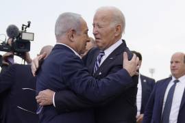 El presidente Joe Biden es recibido por el primer ministro israelí, Benjamin Netanyahu, después de llegar al aeropuerto internacional Ben Gurion, el 18 de octubre de 2023, en Tel Aviv.