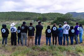 ZACATECAS, ZACATECAS, 27AGOSTO2026.- El pasado fin de semana el colectivo de madres buscadoras “Las Escarabajo” en conjunto que la Célula de Búsqueda e Identificación en Desapariciones Forzada de Baja California; realizaron una brigada de búsqueda en campo, como parte de las actividades para compartir experiencias entre buscadores del país. El sábado 22 de agosto realizaron una prospección en una zona cercana a la comunidad de la Cañada, en el municipio de Jerez, en donde las buscadoras en Zacatecas ya habían tenido tres hallazgos positivos. Tras una larga jornada de más de 10 horas y recorrer un rancho y su zona serrana, los buscadores lograron localizar dos fosas clandestinas en las que se encontraban dos personas en cada una, tres masculinos y una mujer. Las familias procesaron las fosas e hicieron fotografías de las prendas, mientras Fiscalía llegaba a la zona para hacerse cargo del hallazgo. El domingo las búsquedas se concentraron en la zona del semidesierto, en donde a pesar del esfuerzo y de diversas comunidades prospectadas, como el caso de la comunidad de Pozo Gamboa, en Pánuco y de Chupaderos en Villa de Cos. FOTO: ADOLFO VLADIMIR /CUARTOSCURO.COM