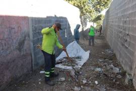 Cuadrillas del programa ‘Aquí Andando’ recorrieron la colonia Morelos, limpiando callejones y pasillos entre calles y bulevares específicos.