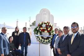 Autoridades depositan una ofrenda floral en su tumba.