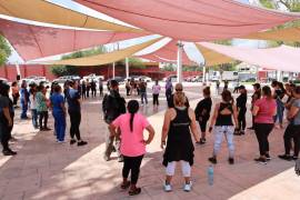 Participantes del taller de defensa personal en la explanada de la Presidencia Municipal practican técnicas de autoprotección guiadas por Leonardo Dávila, instructor certificado en Jiu Jitsu.