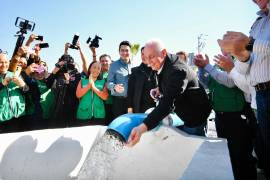Autoridades municipales durante la inauguración del nuevo pozo de agua potable en Villas Universidad.