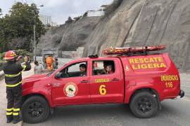 Integrantes de equipos de rescate cierran la avenida Costa Verde por derrumbes en el acantilado, producto del sismo ocurrido este domingo, en Lima (Perú). Un terremoto de magnitud 6.1 remeció la ciudad de Lima y la vecina Callao causando zozobra en la población, especialmente en los edificios altos, aunque sin reportes oficiales de daños personales y materiales.