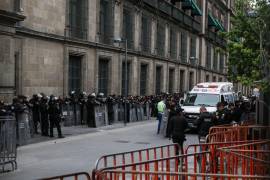 Aspecto de la calle corregidora luego de que maestros de la CNTE se enfrentarán contra policías y dañaran una puerta de Palacio Nacional.