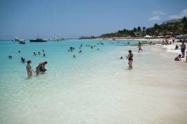 Turistas nacionales e internacionales visitan las playas de Isla Mujeres al inicio de la temporada vacacional de verano, en un entorno libre de sargazo que favorece la llegada de visitantes.