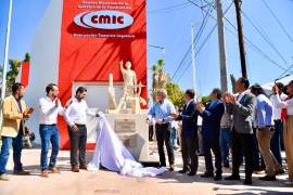 Ceremonia de festejo del 51 aniversario de la Cámara Mexicana de la Industria de la Construcción (CIMC), Delegación Comarca Lagunera, en la que como parte de la celebración, se develó el monumento al constructor.