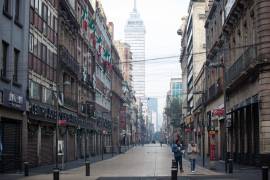 Calles vacías, neblina y cielo blanco por el uso de fuegos artificiales un día anterior; así amanece el primer cuadrante del Centro histórico de la Ciudad de México.