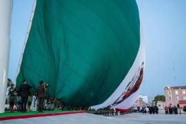 El alcalde Jacobo Rodríguez encabezó este martes el izamiento de la Bandera Monumental en la Gran Plaza, acto con el que Piedras Negras abrió oficialmente sus fiestas patrias.