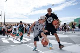 Harrison Barnes convivió con los asistentes y compartió ejercicios de básquetbol con niñas y niños de Saltillo.