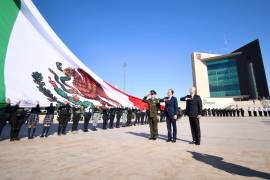 El gobernador Manolo Jiménez y el alcalde Román Cepeda encabezaron el izamiento de la Bandera en la Plaza Mayor de Torreón.