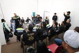Jóvenes y adultos participan en talleres donde se promueve el uso correcto del casco, protección y manejo preventivo.