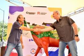 Eduardo Tricio Haro en la ceremonia de inauguración de Cow Parade Torreón 2024, acompañado del alcalde Román Alberto Cepeda.