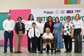 La presidenta honoraria del DIF Coahuila, Liliana Salinas, acudió al gimnasio Rodolfo Luna Torres para entregar equipos de movilidad.